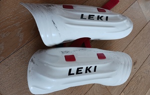 Matériel à vendre: casque POC / Protection tibia LEKI / Ski FISCHER